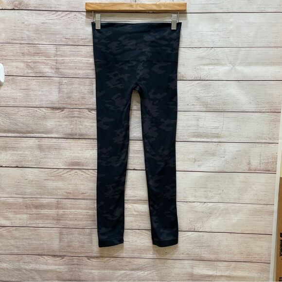 SPANX CAMO LEGGINGS IN GRAY AND BLACK - Picture 1 of 3